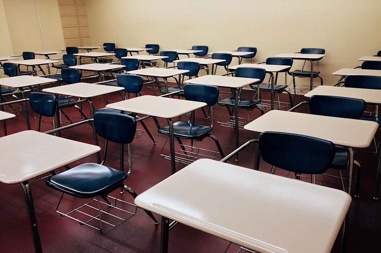 学校附近店铺卷烟拆散卖 专向学生提供周到服务