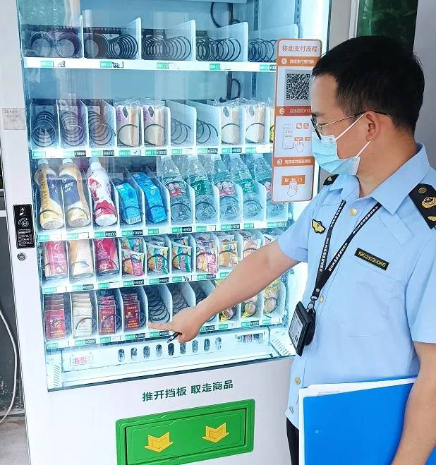 自动售烟机违法吗 执法人员开始清理整治售烟机