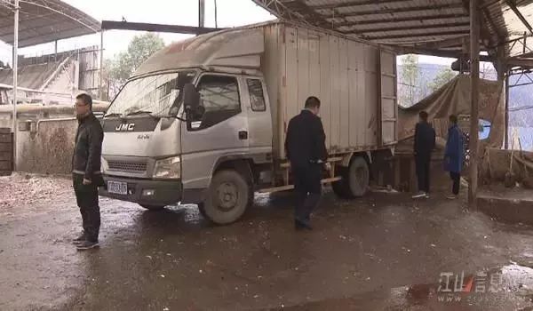 客车司机被忽悠私运香烟 3箱外贸服装变中华烟被缴获待查